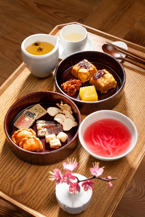 수라간 시식공감 참여객들은 약식, 깨강정, 국화차, 호두정과 등 한국 전통 떡과 과자를 맛볼 수 있다.