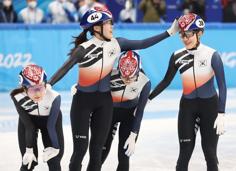 Korea's women's short-track team members on Feb. 13 cheer one another after winning the silver medal in the women's 3,000 m short-track relay at the 2022 Beijing Winter Olympics in the city's Capital Indoor Stadium. (Yonhap News)