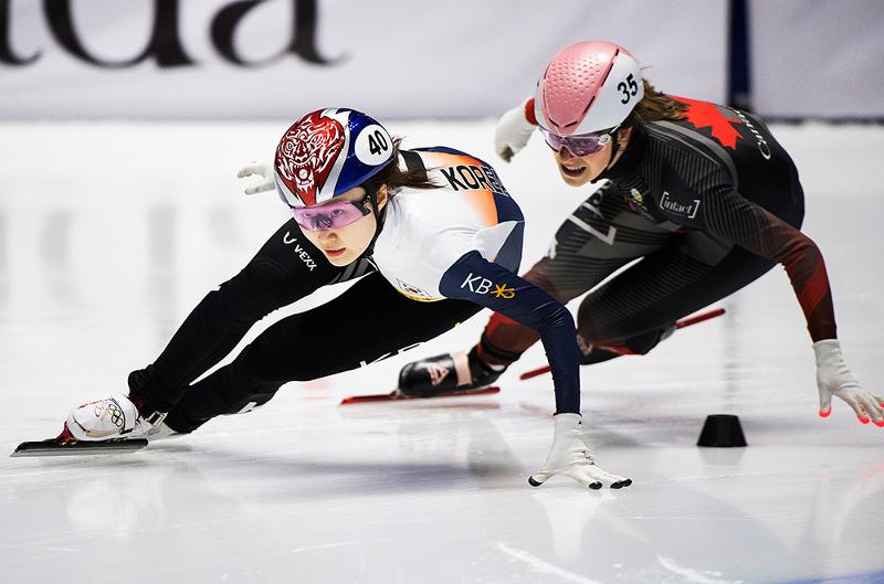 Choi Min-jeong (left) on April 10 makes her way past Kim Boutin of Canada in the 3,000-m Superfinal of the 2022 International Skating Union (ISU) World Short Track Speed Skating Championships at Maurice Richard Arena in Montreal, Canada. (Yonhap News)