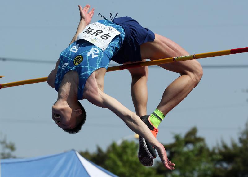 Korea's leading male high jumper Woo Sang-hyeok on May 4 competes at the men's high-jump finals at the 2022 KTFL (Korea Track and Field League) National Club Athletics Meeting at the athletic field of Naju Sports Park (unofficial title) in the city of Jeollanam-do Province. (Yonhap News)