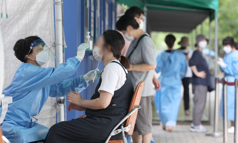 The World Health Organization has hailed four of the nation's measures against the COVID-19 pandemic in the agency's recent report on lessons learned from responses to the coronavirus. Shown is a medical worker on Aug. 23, 2023, conducting a COVID-19 test at a public health center in Daegu's Dalseo-gu District. (Yonhap News)