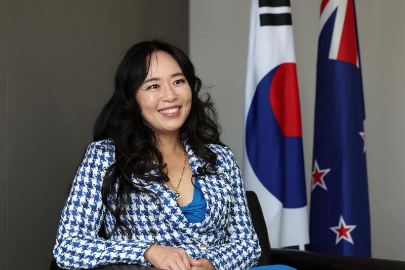 New Zealand-based writer Graci Kim on March 20 explains in a Korea.net interview at the New Zealand Embassy in Seoul how Korean folktales and mythology inspired her Gifted Clans trilogy. 