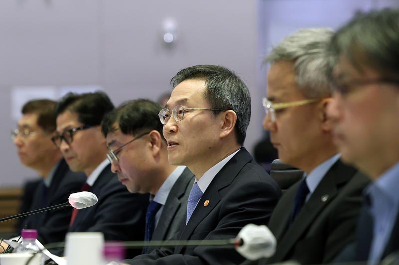 Minister of Science and ICT Lee Jong Ho (center) on April 4 speaks at the launching ceremony and inaugural meeting of a supreme council on artificial intelligence (AI) strategy at the Korean Federation of Industries in Seoul's Yeongdeungpo-gu District. He announced the government's plan to innovate AI technologies to make the nation one of the world's top three countries in the field 
