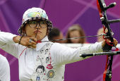 Female archers take aim