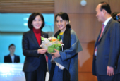 Chairwoman Na greets Aung San Suu Kyi