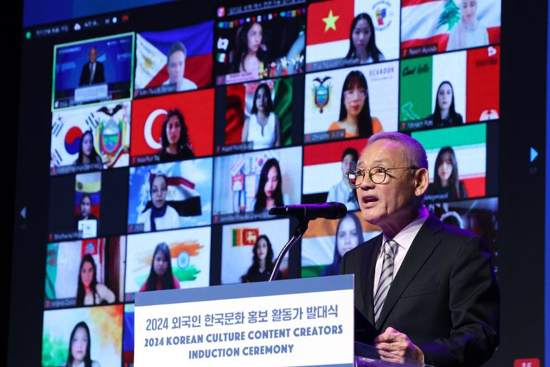 Minister of Culture, Sports and Tourism Yu In Chon on the afternoon of April 30 delivers a congratulatory speech at the induction ceremony for this year's global content creators of Korean culture at CKL Stage of the Korea Creative Content Agency in Seoul's Jung-gu District. 
