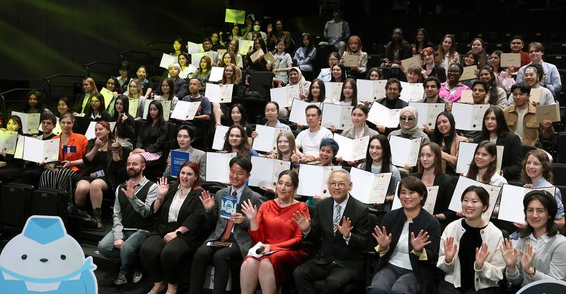 Minister of Culture, Sports and Tourism Yu In Chon (fourth from right) on the afternoon of April 30 poses for photos at the induction ceremony of this year's class of global content creators of Korean culture at CKL Stage of the Korea Creative Content Agency in Seoul's Jung-gu District. 