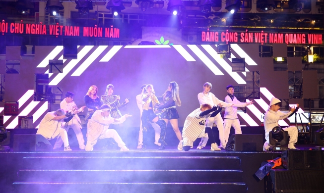 Sôi động đêm chung kết “Bài hát K-pop tôi yêu 2022” tại quảng trường Đông Kinh Nghĩa Thục Hà Nội