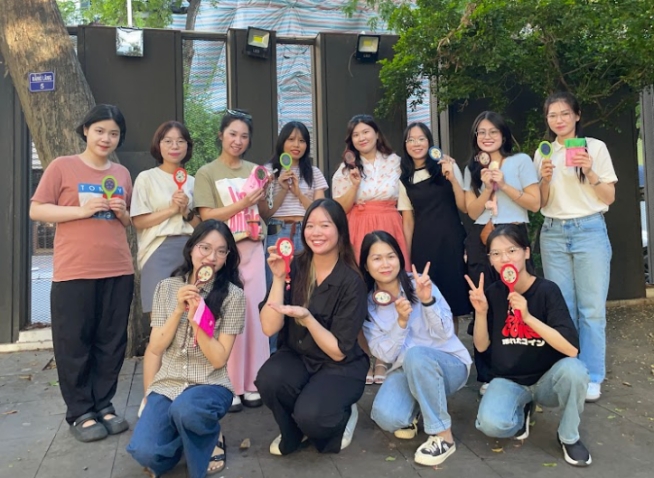 Lớp học làm gương cầm tay từ giấy Hanji: Trải nghiệm văn hóa Hàn Quốc bằng đôi tay