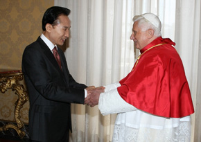 President Lee Myung-bak (left) pays a courtesy visit to Pope Benedict XVI in Italy.