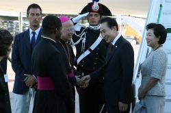 President Lee Myung-bak (second from the right) and First Lady Kim Yoon-ok arrive in Rome, the second destination of his 8-day Europe trip, on July 8 (Italy time). (Photo: Yonhap News)