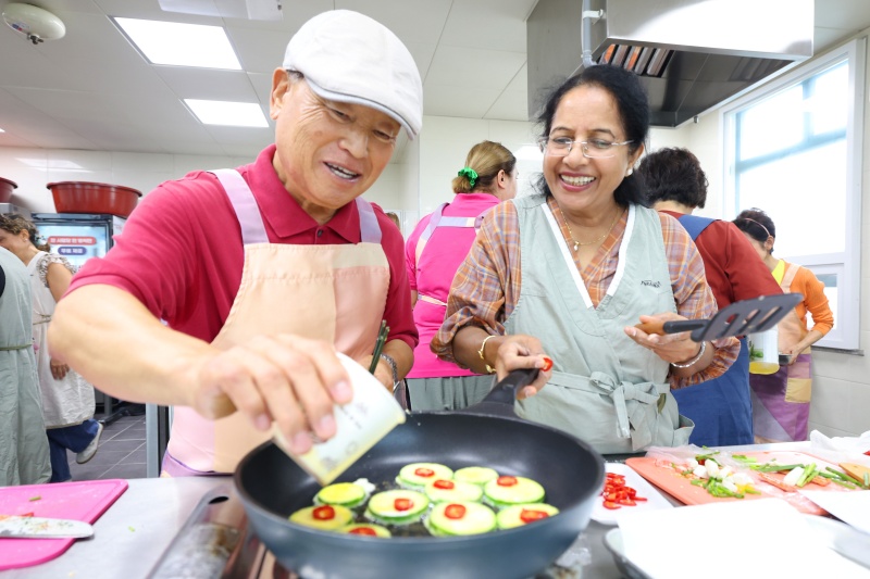 Bonding over traditional Chuseok food in class