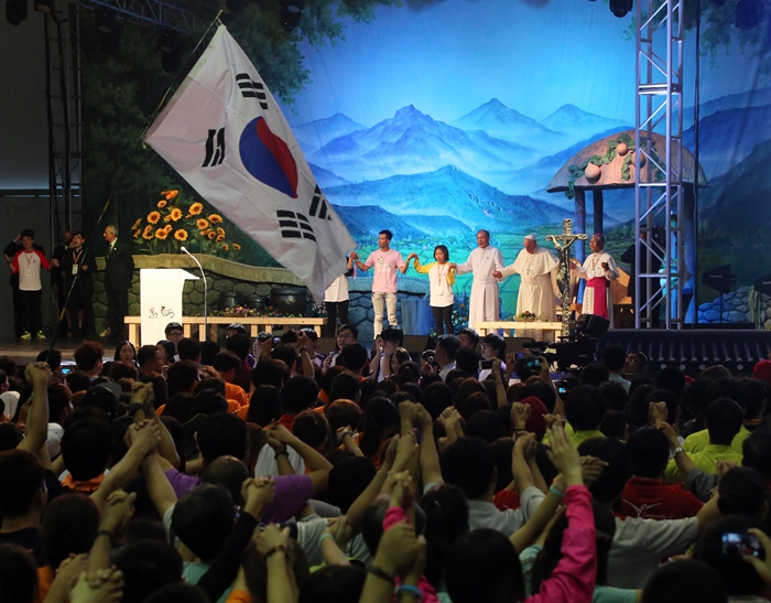 Pope Francis blesses participants in the sixth Asian Youth Day and joins them in song on August 15. (photo: Ministry of Culture, Sports and Tourism) 