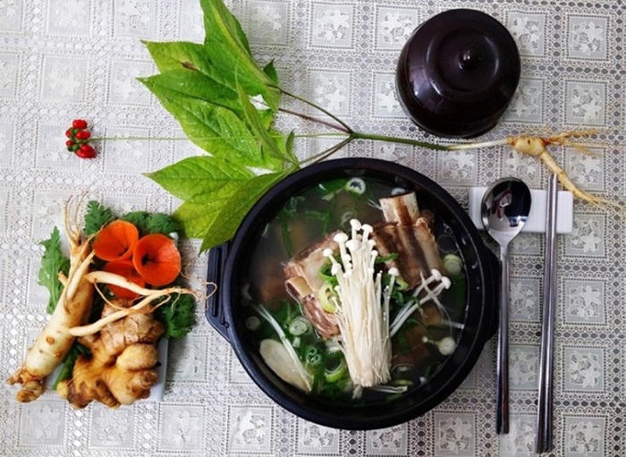 통영대전고속도로의 인삼랜드(하남 방향)휴게소에서는 ‘인삼갈비탕’을 맛볼 수 있다. 금산의 대표 특산물인 인삼과 소갈비를 넣어 푹 끓여 만들었다.