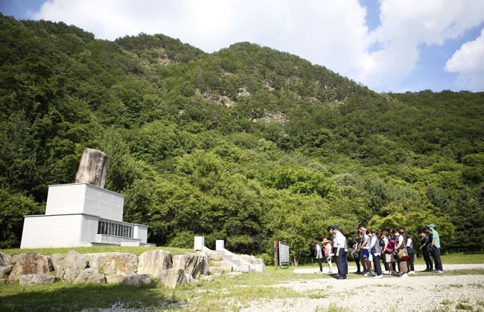 Descendants of Korean War veterans and Korean students pay silent tribute to those who sacrificed their lives during the Korean War, at the war monument in Dutayeon Valley in Gangwon-do Province on Jun. 29.