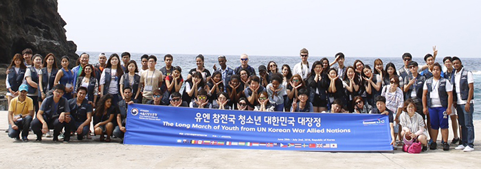 Descendants of Korean War veterans from overseas and Korean students pose for a group photo on July 1 on Ulleungdo Island.