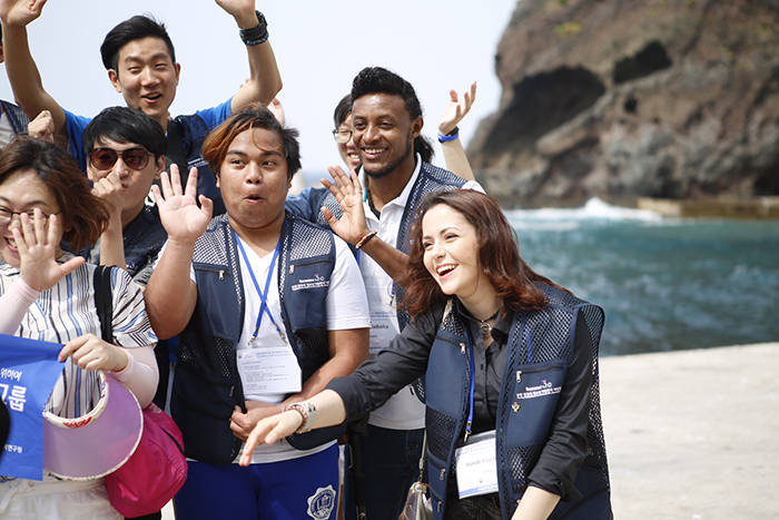 Reinard de Guzman (center), Tefera Seboka (second from right) and Hande Kavarnali enjoy their trip to Ulleungdo Island with other participants in the program.