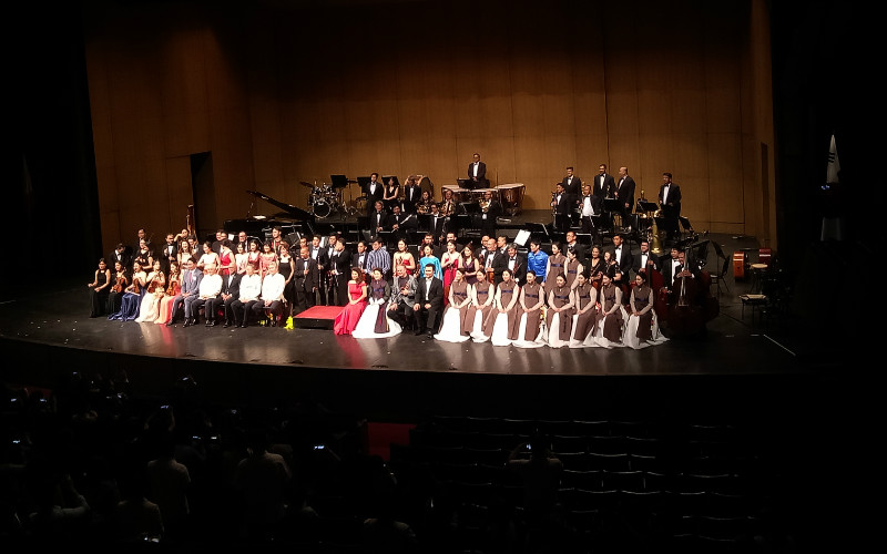 The concert featured both Philippine and Korean performers.
