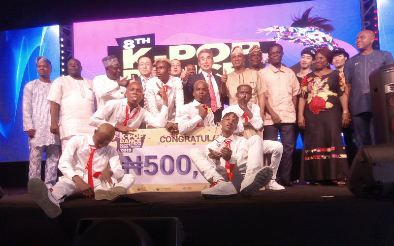 Korean Ambassador to Nigeria Lee In Tae on July 13 poses with the winners of the K-pop Dance Competition at Tolulope Odugbemi Hall of the University of Lagos. (Oluwatobi Tedunjaiye)