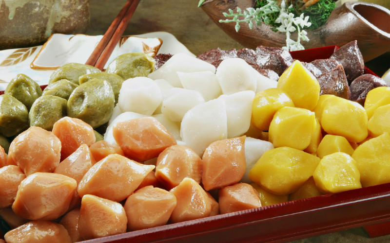  A time-honored tradition is for the entire family to make <i> songpyeon </i> together on the eve of Chuseok