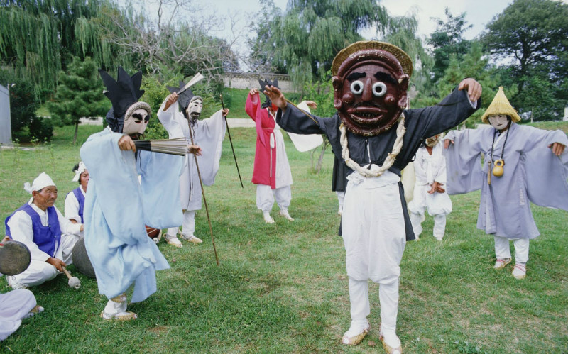 <i> talchum </i> (mask dance)