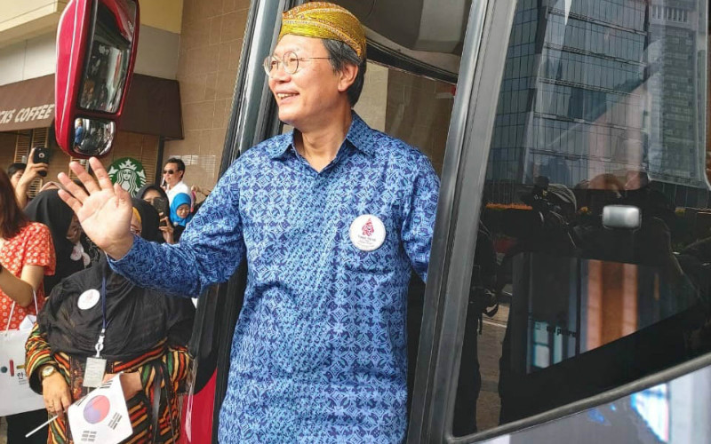 Korean Ambassador to Indonesia Kim Chang-beom waves goodbye before getting on a TeKo Nang Jawa bus. 