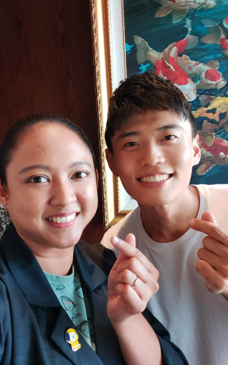 Stephanie Pradnyaparamita poses with noted Korean YouTuber Jang Hansol 