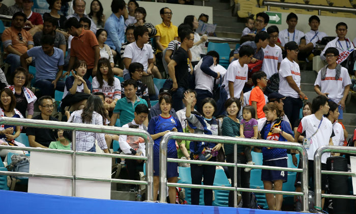 0920_sepak_audience_1L.jpg