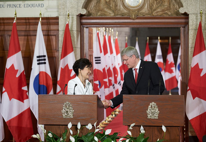 President Park Geun-hye (left) and Canadian Prime Minister Stephen Harper shake hands prior to the joint press conference after the summit at Parliament Hill in Ottawa.
