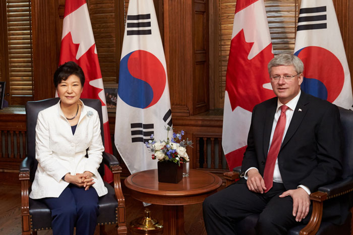 President Park Geun-hye (left) and Canadian Prime Minister Stephen Harper pose for photos prior to the Korea-Canada summit on September 22 at Parliament Hill in Ottawa.