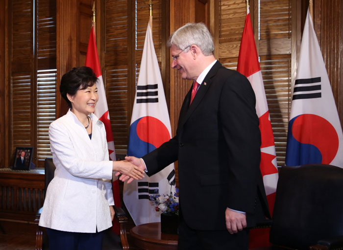 President Park Geun-hye (left) and Canadian Prime Minister Stephen Harper shake hands prior to the Korea-Canada summit on September 22 at Parliament Hill in Ottawa.