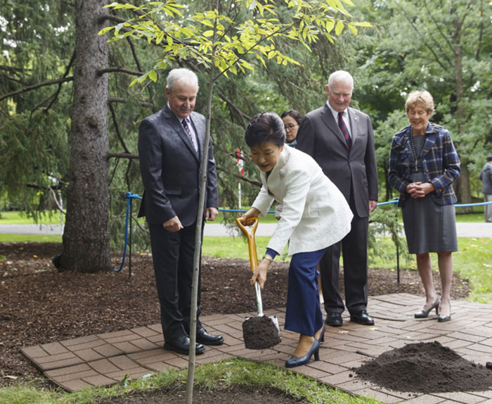 0923_vip_treeplanting_L1.jpg