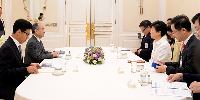 President Park Geun-hye holds a meeting with SoftBank CEO Masayoshi Son at Cheong Wa Dae on Sept. 30. During the meeting, she said that she hopes that there could be more cooperation between SoftBank and Korean companies.