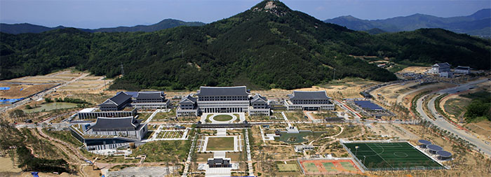On Feb. 19, the government of Gyeongsangbuk-do Province, the largest province in Korea by area, closed its offices in Daegu after 415 years and started a new era with new provincial government buildings. The photo above shows the new office complex in Andong, Gyeongsangbuk-do.
