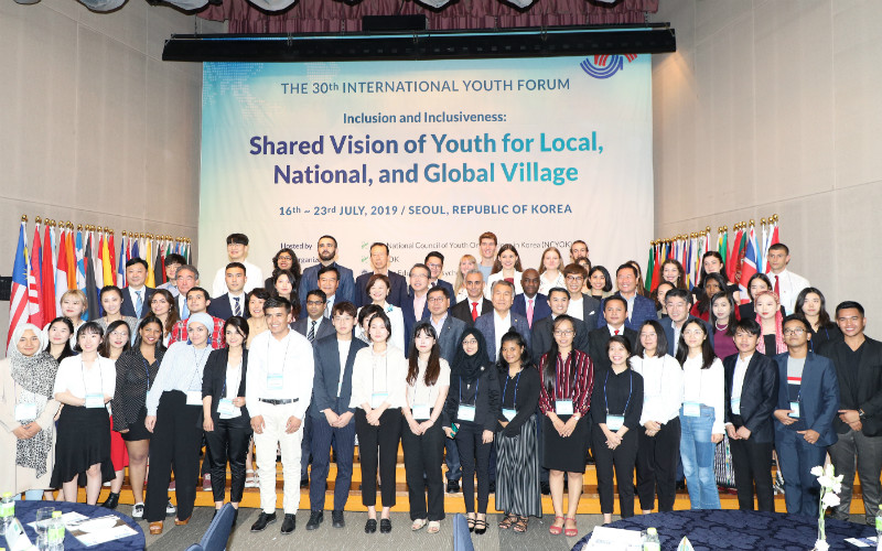 Forum participants gather for a group photo.