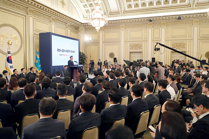 President Moon Jae-in holds a press conference in the Yeongbingwan Guest House at Cheong Wa Dae on Aug. 17, 100 days after taking office.