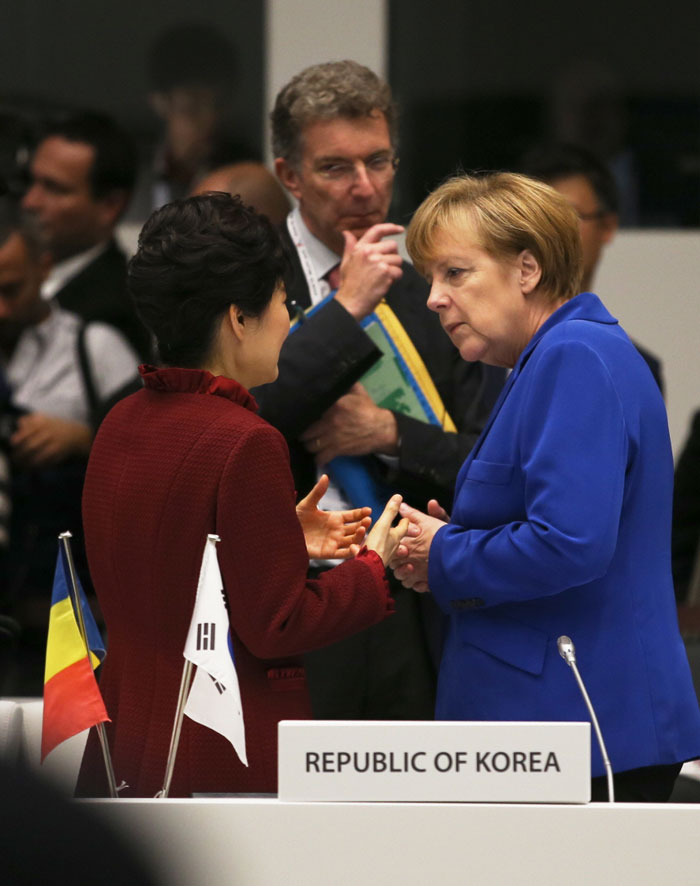 President Park Geun-hye talks with world leaders at the opening ceremony of the tenth ASEM summit on October 16.