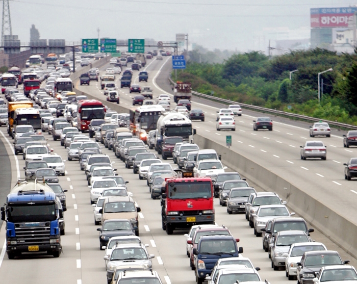 Cars lined up to leave the city. (photo: Yonhap News)