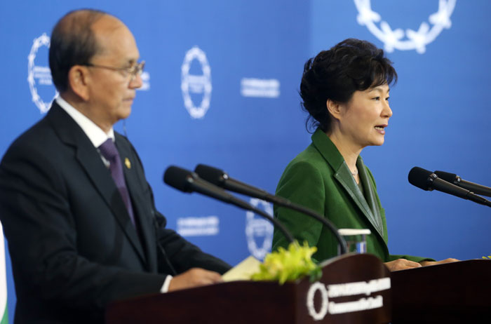 President Park Geun-hye (right) holds the joint press conference on December 12 during the ASEAN-ROK Commemorative Summit. Pictured with her is President U Thein Sein of Myanmar, the ASEAN chair country.