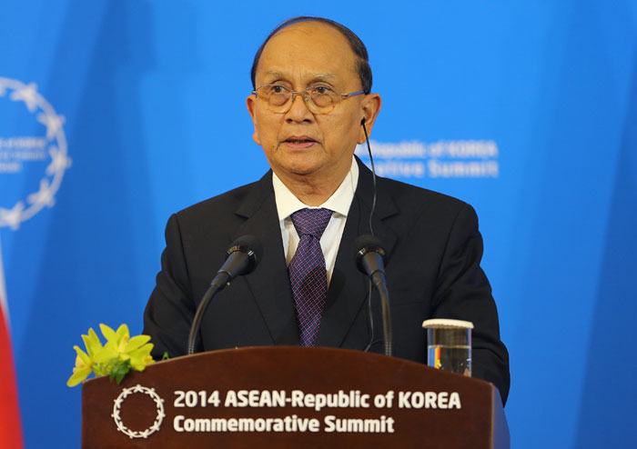 President U Thein Sein of Myanmar, the ASEAN chair country, releases the joint statement on December 12 during the ASEAN-ROK Commemorative Summit. 