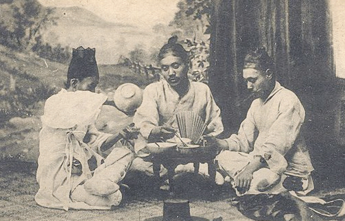 Drinking at a jumak, a public house, during the Daehan Jeguk (Great Han Empire)