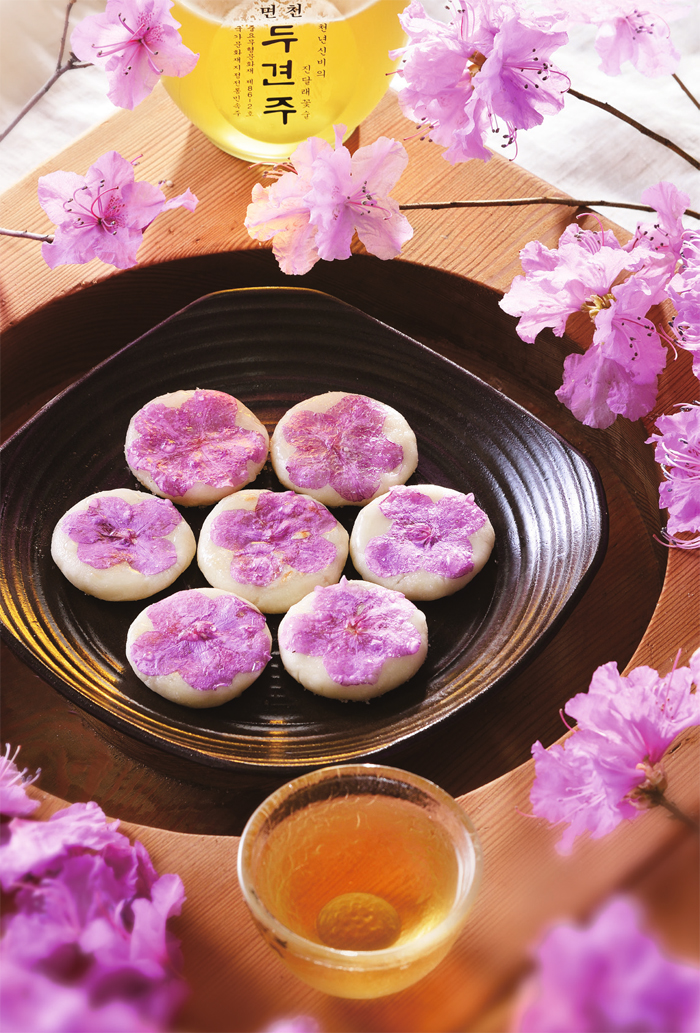 Azalea-flavored myeoncheon dugyeonju and rice cakes.