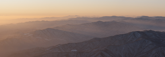 The sunrise from the <i>Daecheong-bong</i> Peak (대청봉, 大靑峰, Great Blue Peak), sitting at 1,708 meters atop Seoraksan Mountain (설악산, 雪嶽山, Snowy Peak Mountain). (photo: Roger Shepherd)