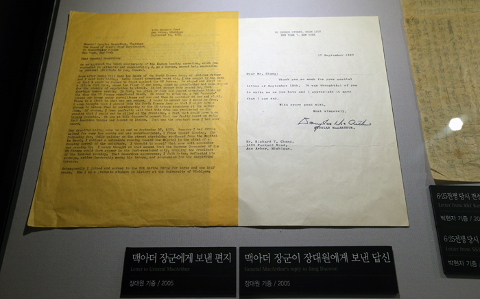 On display is a letter sent by student Jang Dae-won to General Douglas MacArthur, and the general’s reply. (photo: Jeon Han) 