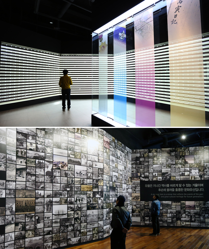 (Top) The exhibition begins with the names of the former soldiers who donated their memorabilia and artifacts; (bottom) War-related photographs are on display at the entrance to the exhibit, reviving vivid memories of the past. (photos: Jeon Han)