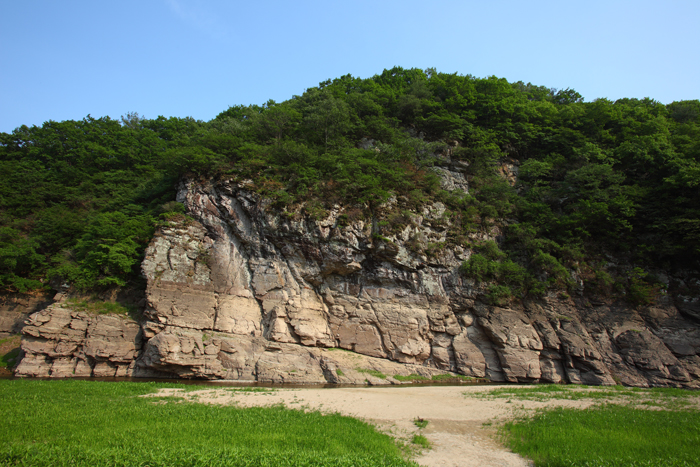 The petroglyphs of Bangudae, engravings of around 300 figures, are a prehistoric cultural asset from the Neolithic Age, showing that the people who lived here mainly fished and hunted for a living. Being one of the rarer examples of prehistoric art, the engravings have attracted the attention of both the archeology and arts scenes. (photo: Yonhap News)