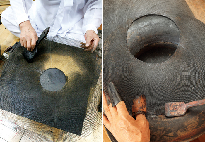 (Left) Applying the mixture of fish glue and ink; (Right) Curving the flat bamboo-weave brim. 