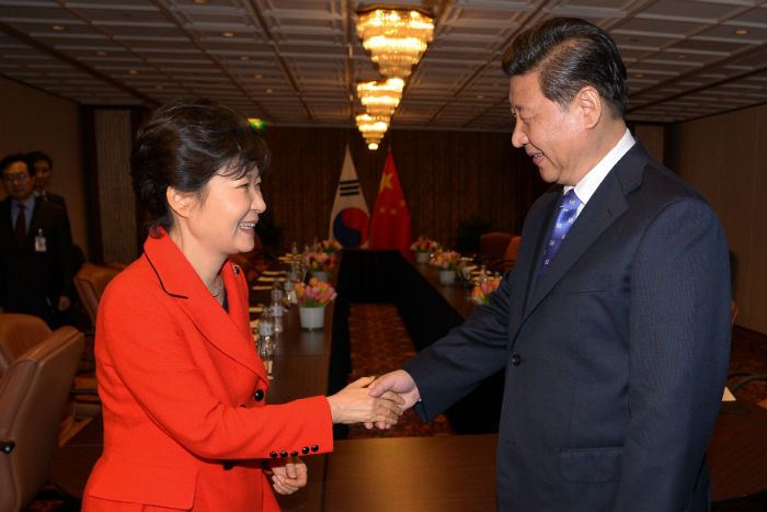 President Park Geun-hye shakes hands with her Chinese counterpart, Xi Jinping, prior to the summit on March 23. (photo: Cheong Wa Dae)