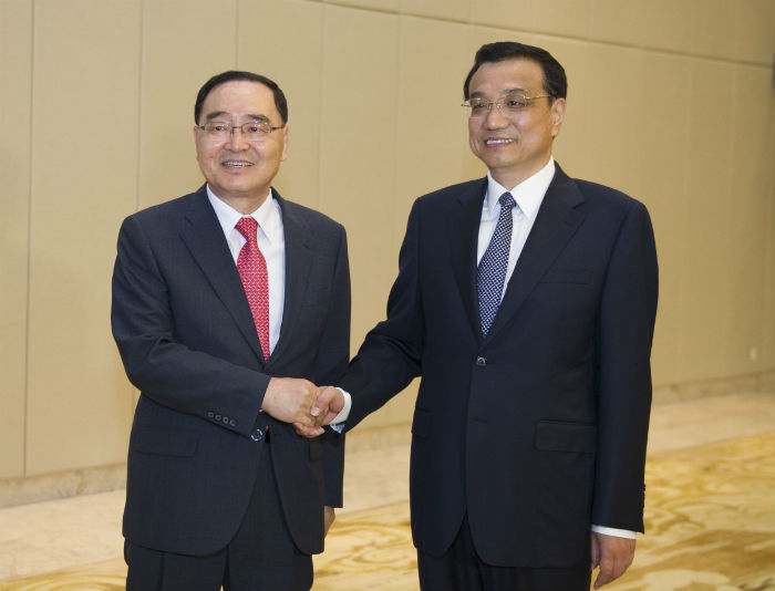 Prime Minister Chung Hongwon (left) meets with his Chinese counterpart Li Keqiang on April 11 on the closing day of the Boao Forum. (photo: Yonhap News)