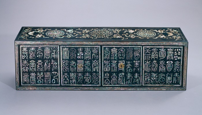 Lacquered Document Chest inlaid with Mother-of-pearl / 19th in Joseon Dynasty / National Museum of Korea